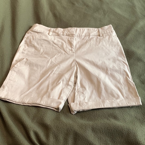 Charter Club tan shorts.  Size 6 petite.  Front and back pockets. - Picture 1 of 3